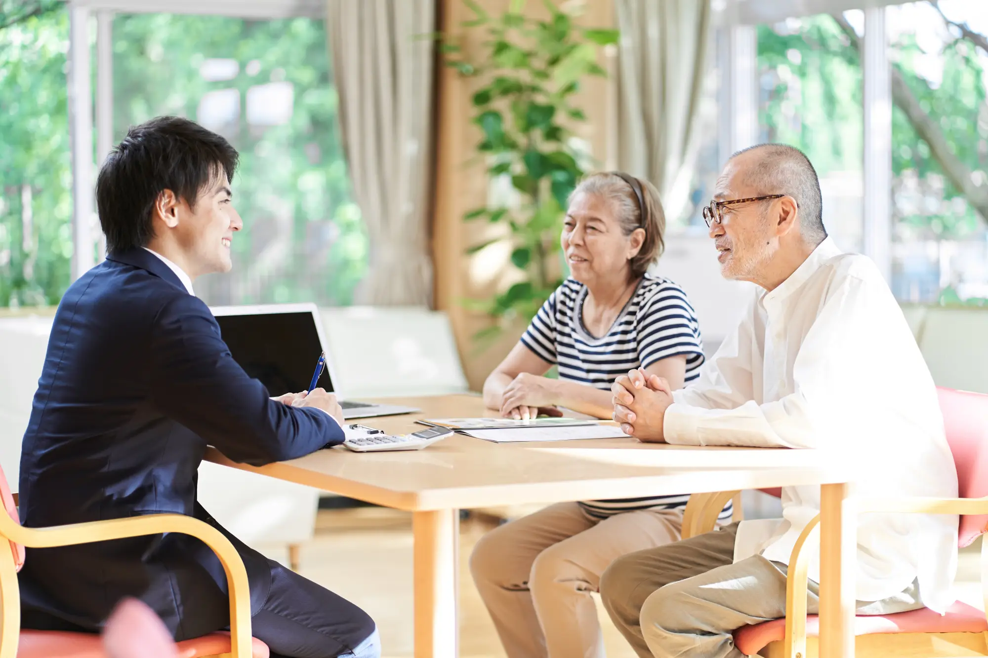 営業マンが笑顔で接客する様子
