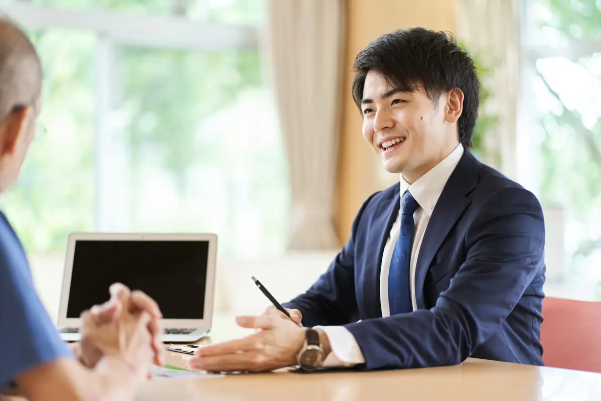 営業マンが笑顔で接客する様子